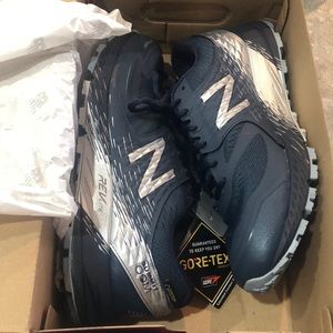 Trail running sneakers